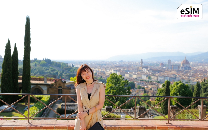 Florence sở hữu view toàn cảnh mái ngói đỏ từ quảng trường thơ mộng.